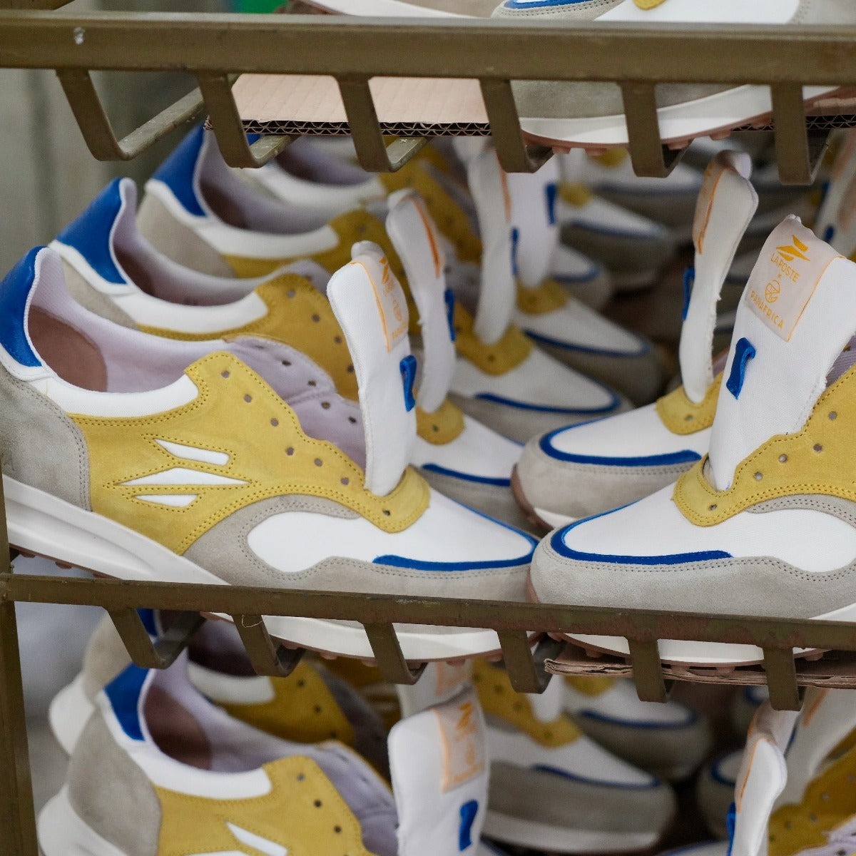 Baskets Arusha x La Poste en usine